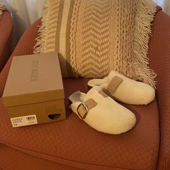 Steve Madden Cream and Tan Mules - Picture 5 of 5